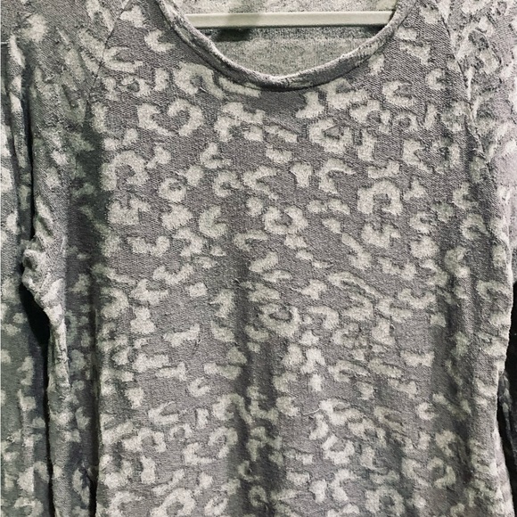 Gray gap sweater with raindrop design size medium - Picture 2 of 7